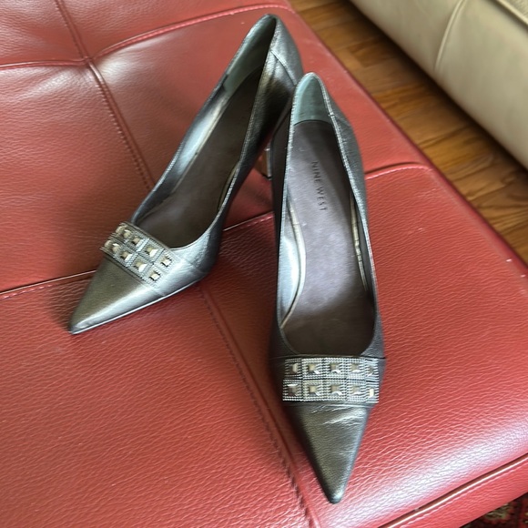 Nine West Leather Pumps with Decorative Element on the Top - Picture 2 of 6